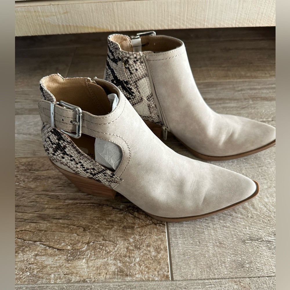 NWOB CUTE SZ 8.5 Tan Snake Cowgirl Heel Silver Buckle Ankle Boots